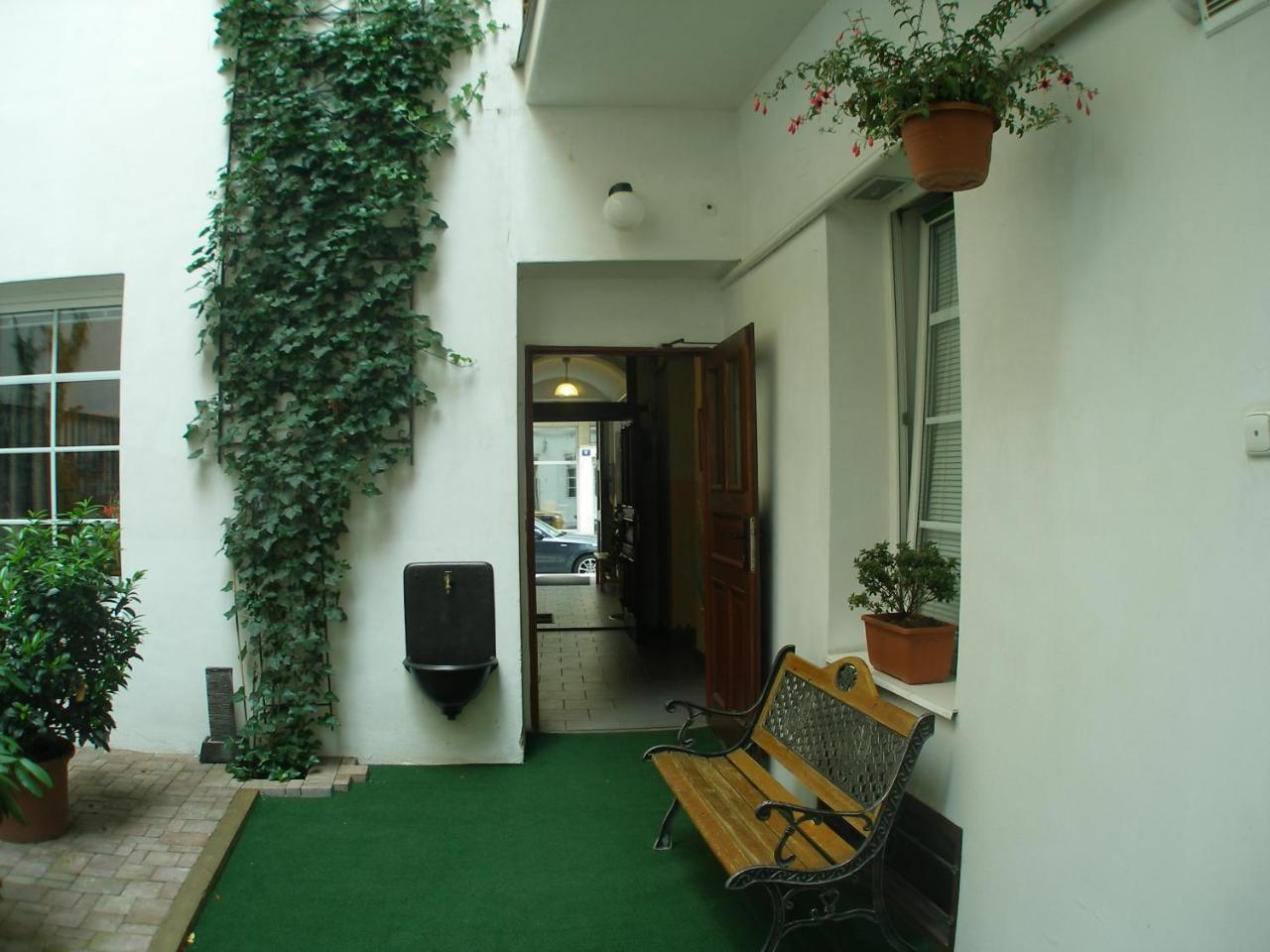 Mila Apartments Praga Esterno foto